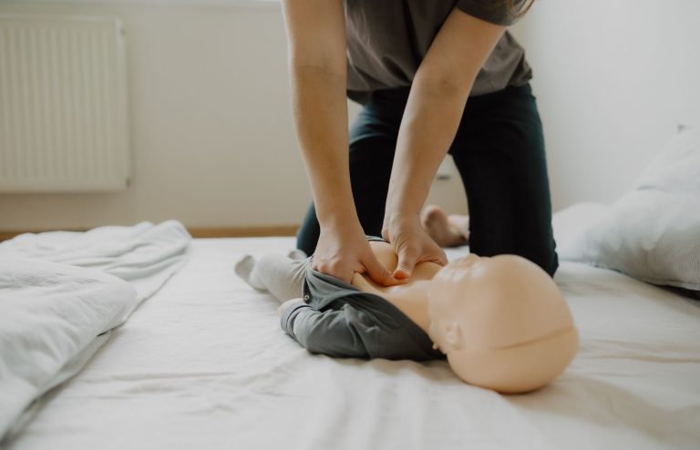 První pomoc miminku resuscitace záchrana